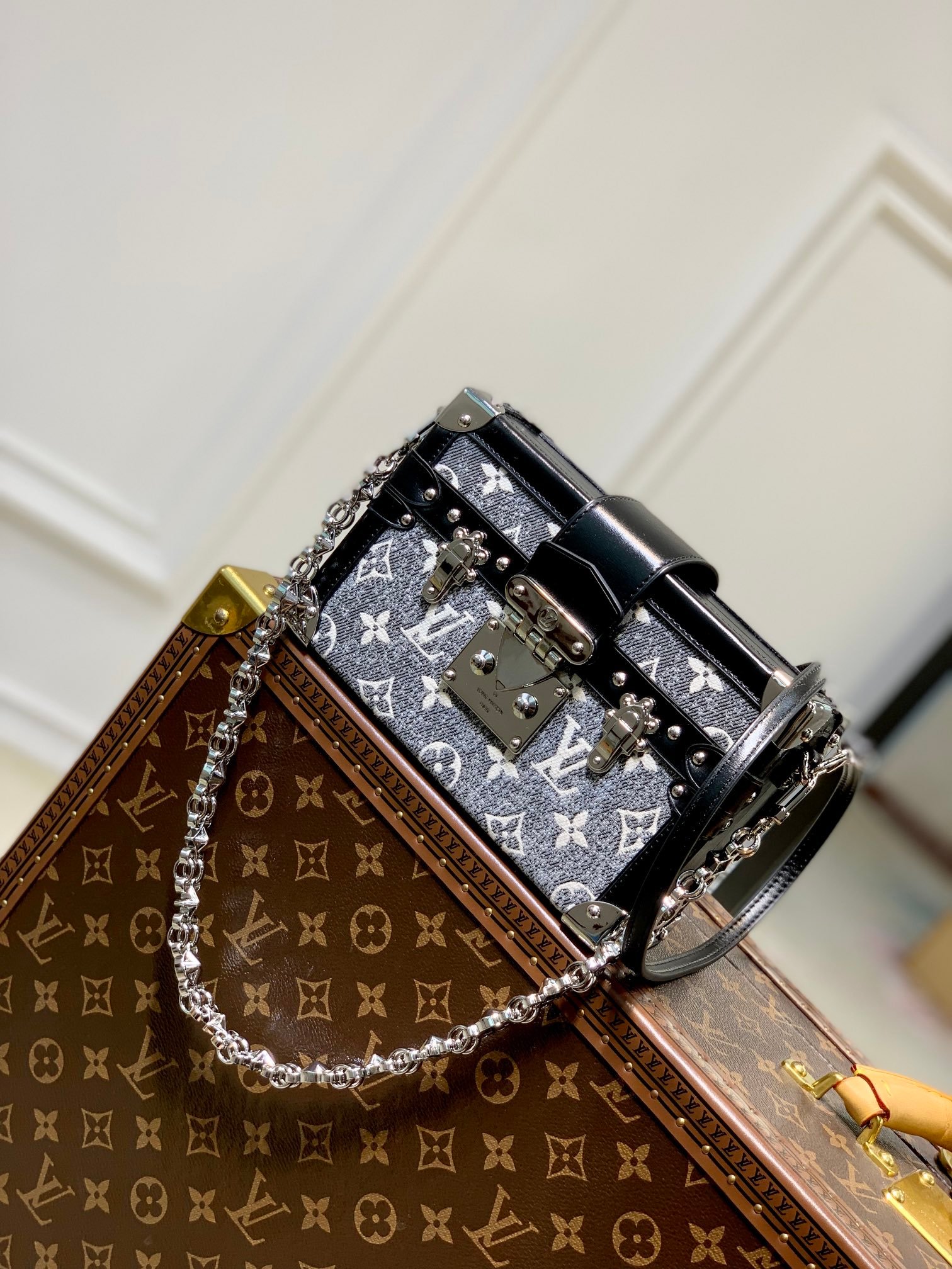 Grey and Black_001 Grey and Black 001